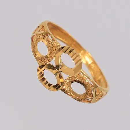 Ring, ø16mm, bredde 1,8- 9,2mm, 21K Vekt: 1,7 g Kontakt Lånekontoret for frakt