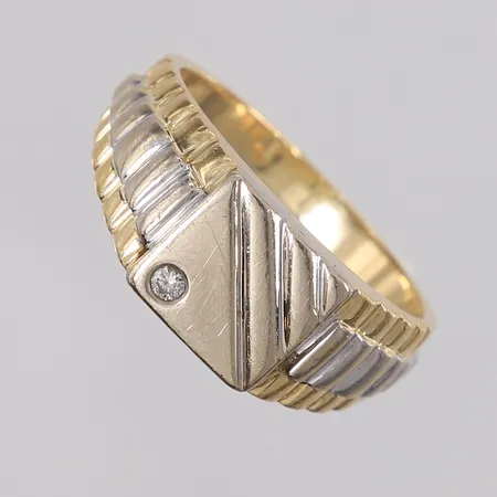 Ring med diamant (1 x ca. 0,05ct), to-farget, ø20,5mm, bredde 3,3- 9,5mm, 14K Vekt: 8,3 g Kontakt Lånekontoret for frakt