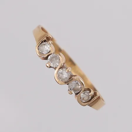 Ring med fem blanke stener, ø17,8mm, bredde 1,6- 3,9mm, 10K, bruttovekt 1,2g Vekt: 0 g Kontakt Lånekontoret for frakt