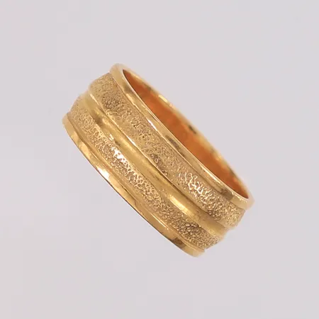 Ring, ø15,3mm, bredde 7mm, gravert, 22K Vekt: 5,9 g Kontakt Lånekontoret for frakt