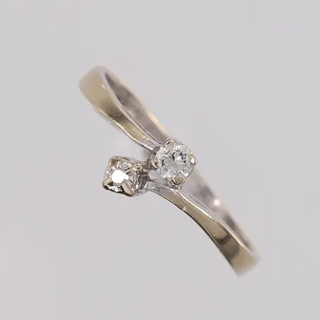 Ring med 2 diamanter (totalt 0,02ct iht. gravering), ø17,5mm, bredde 1,8- 7mm, hvitt gull, 14K, bruttovekt 1,8g Vekt: 0 g Kontakt Lånekontoret for frakt
