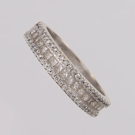 Ring med diamanter (18 prinsesseslipte x ca. 0,06ct og 54 briljantslipte x ca. 0,008ct), ø18,3mm, bredde 4- 4,9mm, hvitt gull, 14K, bruttovekt 4,7g Vekt: 0 g Kontakt Lånekontoret for frakt