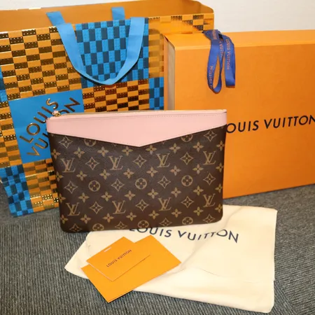 Veske, Louis Vuitton Daily Pouch, ref. M62942, noe bruksslitasje og smuss på innsiden, med boks, dustbag, LV pose og kvittering fra Louis Vuitton Oslo (år 2022) Kontakt Lånekontoret for frakt