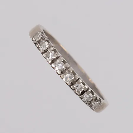 Ring med diamanter (8 x ca. 0,02ct), ø17,3mm, bredde 2,3mm, hvitt gull, 14K, bruttovekt 2,6g Vekt: 0 g Kontakt Lånekontoret for frakt