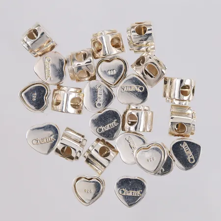 24 charms/anheng hjerter, 11x10mm, 925S Vekt: 59 g Kontakt Lånekontoret for frakt