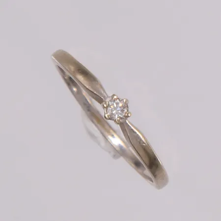 Ring med diamant (1 x ca. 0,05ct), ø18,7mm, bredde 2mm, 14K, bruttovekt 1,8g Vekt: 0 g Kontakt Lånekontoret for frakt