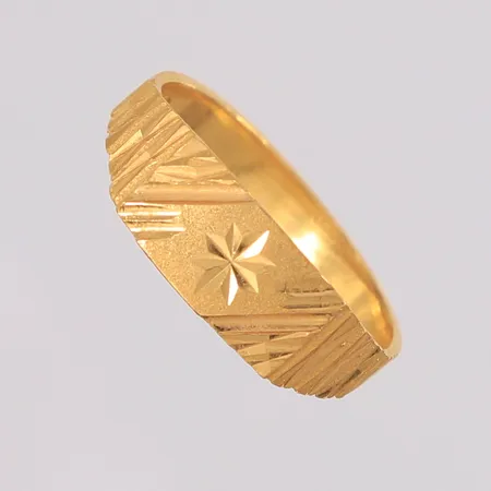 Ring, ø18mm, bredde 3,1- 6,5mm, 22K Vekt: 4,1 g Kontakt Lånekontoret for frakt