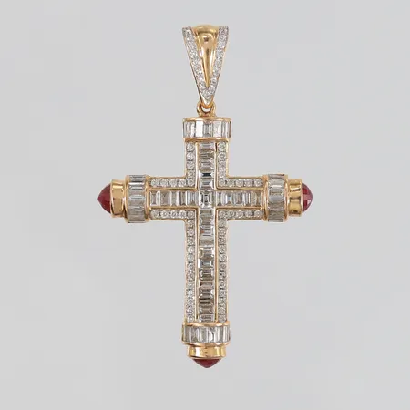 Anheng kors med diamanter (44 baguetteslipte á ca. 0,03ct + 52 briljantslipte á ca. 0,007ct + 19 briljantslipte á ca. 0,004ct) og tre lilla safirer, 40x26mm, 18K, bruttovekt 5g Vekt: 0 g Kontakt Lånekontoret for frakt