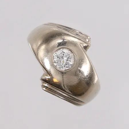 Ring med diamant (0,75ct iht. gravering), ø20,1mm, bredde 5,3- 18,4mm, hvitt gull, 14K, bruttovekt 15,3g, assuransetakst medfølger Kontakt Lånekontoret for frakt