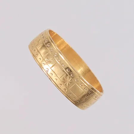 Ring, ø15,9mm, bredde 5,3mm, gravert, 18K Vekt: 2,6 g Kontakt Lånekontoret for frakt
