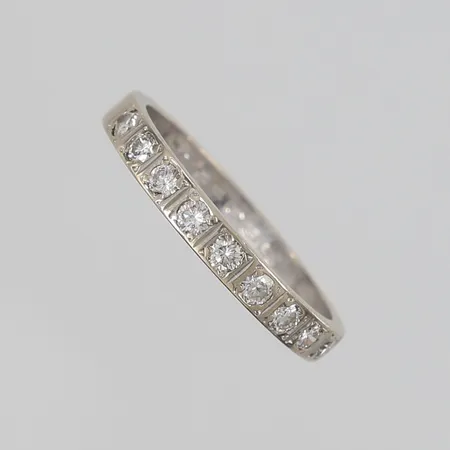 Ring med 9 stk. diamanter (totalt 0,36ct iht. gravering), ø17,8mm, bredde 2,8mm, hvitt gull, 14K, bruttovekt 2,7g Vekt: 0 g Kontakt Lånekontoret for frakt