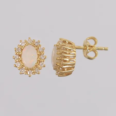 Ett par øredobber med 24 stk. briljantslipte diamanter (totalt 0,24ct iht. graveringer) og to syntetiske opaler, 10x8mm, 14K, bruttovekt 2,3g Vekt: 0 g Kontakt Lånekontoret for frakt