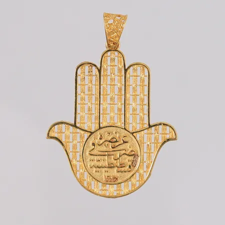 Anheng Fatimas hånd med arabisk skrift, 33x24mm, 21K Vekt: 3,5 g Kontakt Lånekontoret for frakt