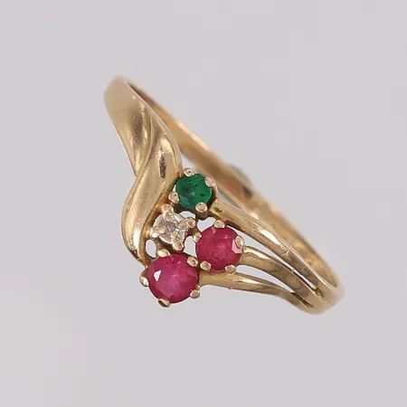 Ring med én stk. diamant (0,01ct iht. gravering), to lilla safirer og én grønn sten, ø18,3mm, bredde 1,5- 8,2mm, noe bulkete, 14K, bruttovekt 1,5g Vekt: 0 g Kontakt Lånekontoret for frakt
