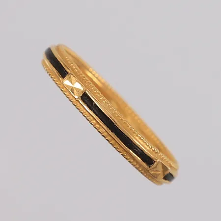 Ring med sorte bånd/felt på siden, ø17,8mm, bredde 3,2mm, 22K, bruttovekt 2,7g Vekt: 0 g Kontakt Lånekontoret for frakt