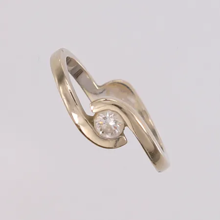Ring med diamant (1 x ca. 0,18ct), ø16,4mm, bredde 1,9- 6,6mm, hvitt gull, 14K, bruttovekt 3,1g Vekt: 0 g Kontakt Lånekontoret for frakt