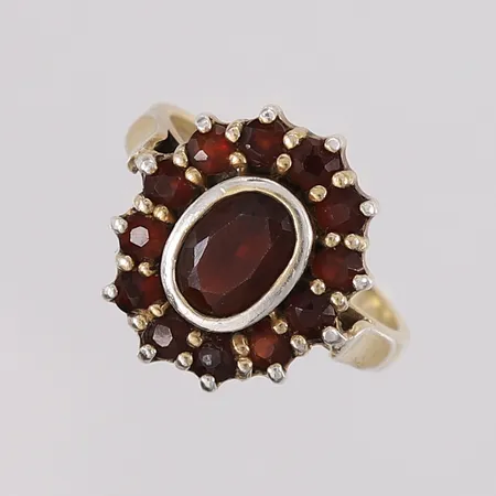 Ring med mørk-røde stener, ø15,8mm, bredde 1,9- 15,4mm, 925S, bruttovekt 3,7g Vekt: 0 g Kontakt Lånekontoret for frakt