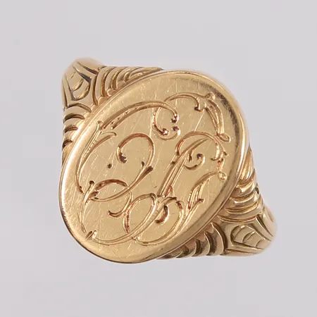 Ring med gravert plate, ø20,4mm, bredde 2,6- 18,4mm, 14K Vekt: 4,4 g Kontakt Lånekontoret for frakt