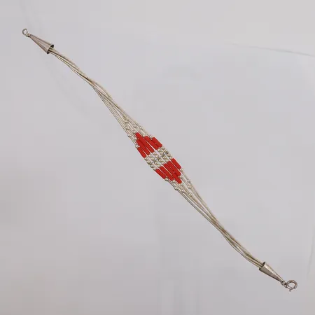 Armbånd med røde plastperler, lengde 19cm, bredde 1,9- 12,2mm, 925S, bruttovekt 4,5g Vekt: 0 g Kontakt Lånekontoret for frakt