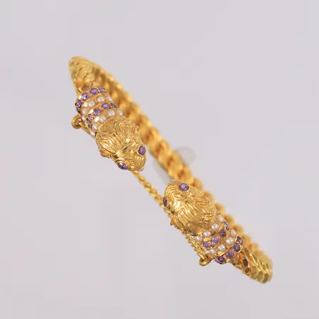 Armring med lilla stener og perler (én perle mangler), ø60mm, bredde 5- 11mm, 22K, bruttovekt 57,9g Vekt: 0 g Kontakt Lånekontoret for frakt