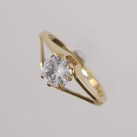 Ring med blank sten, ø17,2mm, bredde 1,5- 6,3mm, 14K, bruttovekt 2,6g Vekt: 0 g Kontakt Lånekontoret for frakt