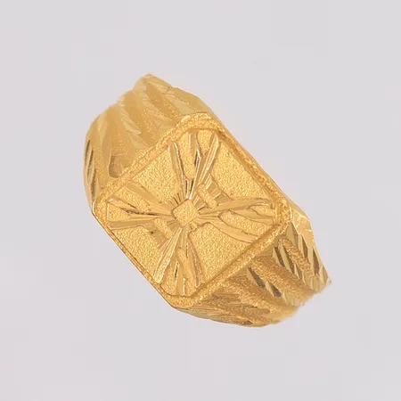 Ring, ø19,5mm, bredde 2,8- 11,8mm, 22K Vekt: 4,2 g Kontakt Lånekontoret for frakt