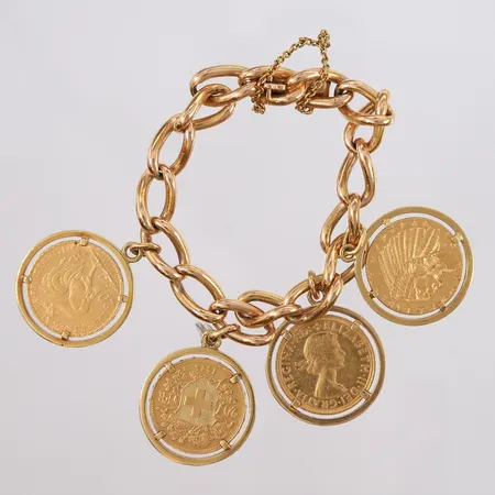 Armbånd med fire mynter (Indian Half Eagle 1911, five dollars) og sikkerhetslås, lengde ca. 18cm, bredde 8,8- 38mm, 14K (myntene er 21,6K), bruttovekt 78,7g Vekt: 0 g Kontakt Lånekontoret for frakt