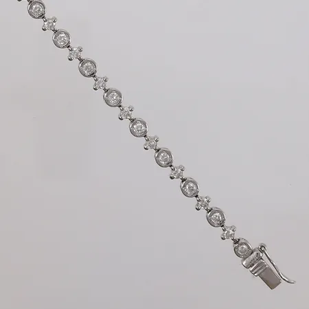 Armbånd med diamanter (totalt 1,50ct iht. gravering), lengde 18,5cm, bredde 3,5mm, hvitt gull, 18K, bruttovekt 8,5g Vekt: 0 g Kontakt Lånekontoret for frakt