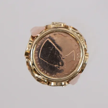 Ring med egyptisk "mynt" som plate, ø15,3mm, bredde 1,2- 16,4mm, 14K (PS! Mynten er målt til å være rundt 8K), bruttovekt 2,3g Vekt: 0 g Kontakt Lånekontoret for frakt