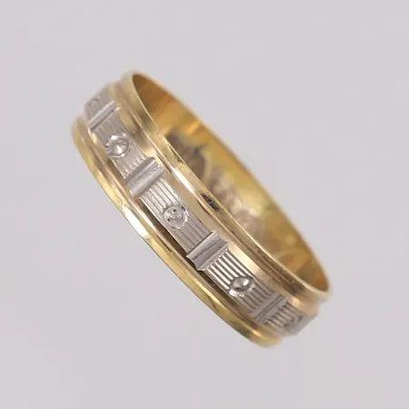 Ring, to-farget, ø17,4mm, bredde 5mm, noe slitasje, 14K Vekt: 1,7 g Kontakt Lånekontoret for frakt