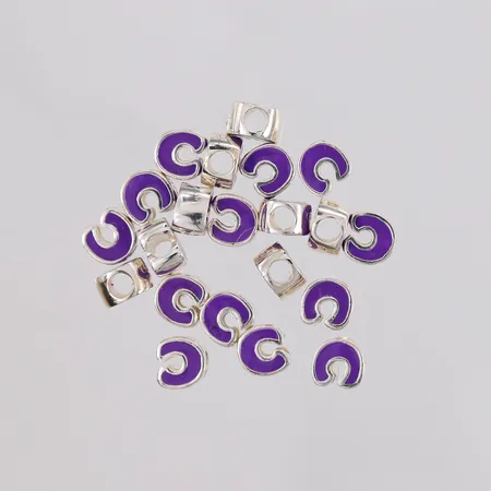 21 charms/anheng med lilla emalje, 7x7mm, 925S Vekt: 20,7 g Kontakt Lånekontoret for frakt