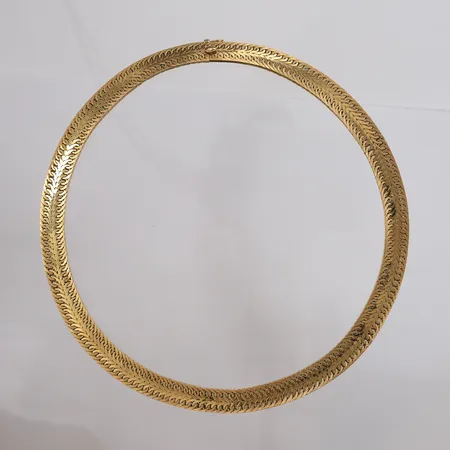 Halssmykke, Carl Bucherer, lengde ca. 46cm, bredde 10,5mm, 18K Vekt: 79,8 g Kontakt Lånekontoret for frakt