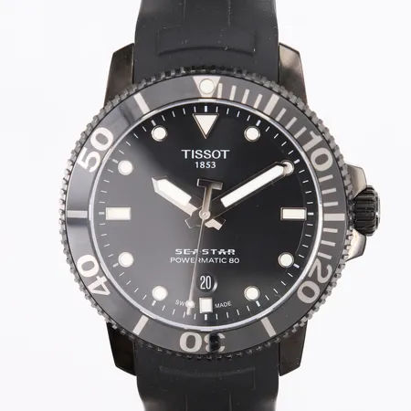 Tissot Powermatic 80 Seastar 1000, ref. T120.407.37.051.00, snr. NMMUHD1HA, ø43mm, stål, automatisk, sort urskive, gummi-rem med stiftspenne, keramikk-bezel, safirglass, med boks, manual og garantikort (kjøpt Bangkok 02.08.2019) Kontakt Lånekontoret for frakt
