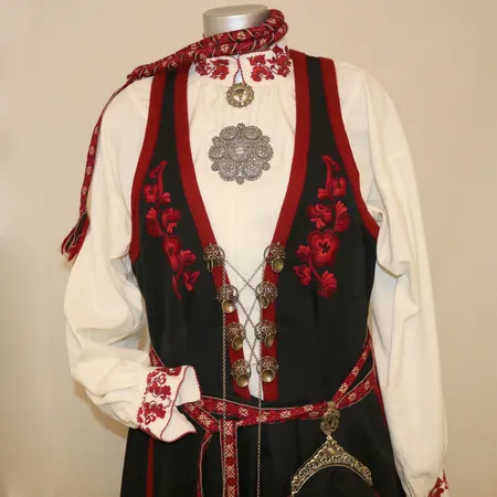 Vest-Telemark bunad (ca. str. 42/46) med skjorte, veske, pannebånd, sjal, 2 stk. søljer, ett par øredobber, ett par mansjettknapper og ett kjede. Hel lengde 148cm, liv-vidde 82cm, kan utvides. Kontakt Lånekontoret for frakt