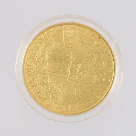 Gullmynt nr. 1, Lillehammer '94, nummer 15343 av totalt 20960 utgitte, ø27mm, 1500 kr, år 1994 (utgitt i år 1991), 22K, vekt = 17g (1/2 oz), med defekt myntkapsel og treboks Kontakt Lånekontoret for frakt