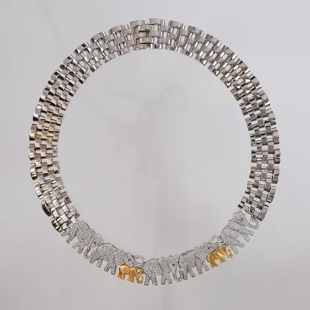 Halssmykke med diamanter (omtrentlig 700 stk. diamanter x ca. 0,01ct) og 7 fiolette safirer, to-farget, lengde ca. 28cm, bredde 18,8mm, 18K Vekt: 166,4 g Kontakt Lånekontoret for frakt