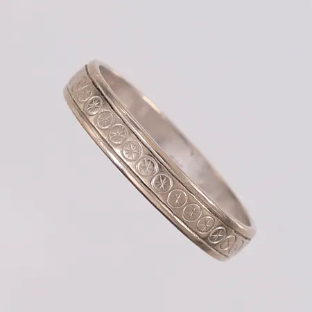 Ring, ø18,8mm, bredde 3,9mm, gravert, hvitt gull, 14K Vekt: 3,3 g Kontakt Lånekontoret for frakt