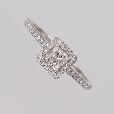 Ring med diamanter (1 prinsesseslipt x ca. 0,25ct og 36 briljantslipte x ca. 0,01ct), ø17,8mm, bredde 1,5- 7mm, hvitt gull, 14K, bruttovekt 2,2g Vekt: 0 g Kontakt Lånekontoret for frakt