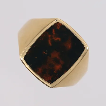 Ring med plate og rød-sort sten, ø19,3mm, bredde 3,8- 16,5mm, stenen har riper/sprekker, 14K, bruttovekt 8,8g Vekt: 0 g Kontakt Lånekontoret for frakt