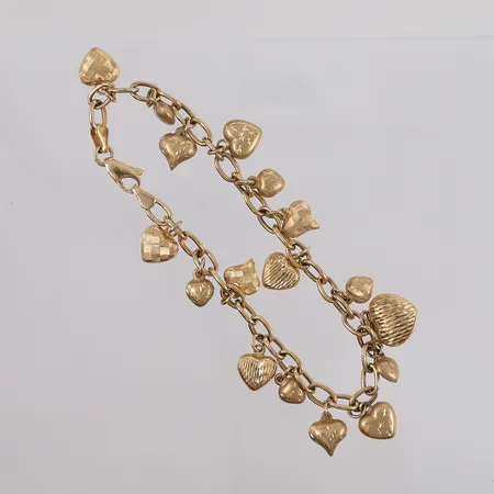 Armbånd med 17 hjerte-charms, lengde 19cm, bredde 1- 16mm, 14K Vekt: 9,8 g Kontakt Lånekontoret for frakt