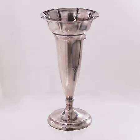 Vase fra Th. Marthinsen, høyde 17 cm, bredde 70 - 86 mm, gipsfylt, 830S Vekt: 135,4 g Kontakt Lånekontoret for frakt