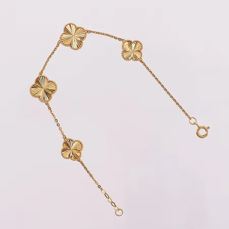 Armbånd med kløvermotiv, lengde 19 cm, bredde 1,3 - 13,3 mm, ikke ekte merkevare, 21K Vekt: 6,3 g Kontakt Lånekontoret for frakt