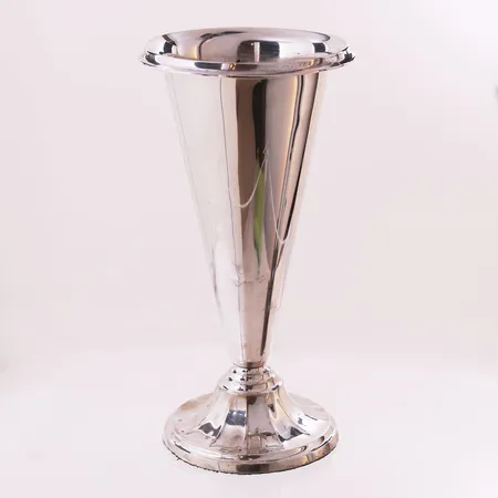 Vase, høyde 19 cm, bredde 8,5 - 9,6 cm, gipsfylt, bulket, 830S Vekt: 243,2 g Kontakt Lånekontoret for frakt
