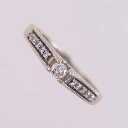 Ring med diamanter, 1 x ca 0,06ct, 10 x ca 0,01 ct, Ø 15,2 mm, bredde 1,2 - 3 mm, 14K Vekt: 1,7 g Kontakt Lånekontoret for frakt