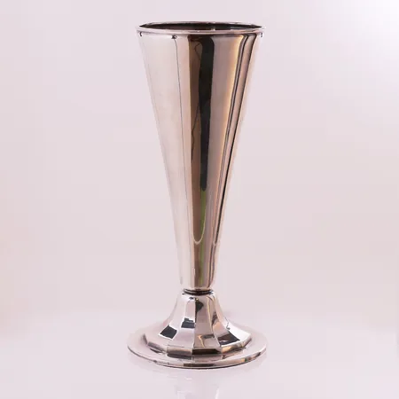 Vase, høyde 18,5 cm, bredde 8 - 7,2 cm, gipsfylt, 830S Vekt: 143 g Kontakt Lånekontoret for frakt