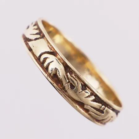 Skrotgull, ring, Ø 21 mm, bredde 5,1 mm, gravert, 14K Vekt: 4 g Kontakt Lånekontoret for frakt