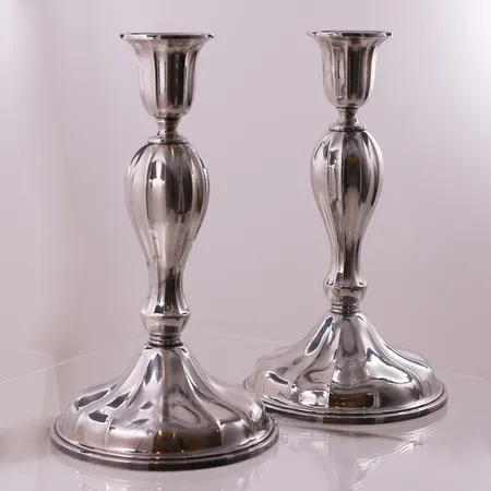 2 lysestaker fra Th. Marthinsen, lengde ca 21,5 cm, bredde 49,7 - 123,4 mm, personlig gravert, 830S Vekt: 1313,9 g Kontakt Lånekontoret for frakt