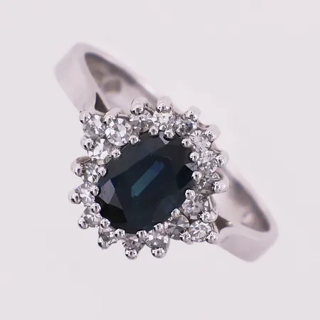 Ring med blå sten og diamanter, 17 x ca 0,01 ct, Ø 17 mm, bredde 3 - 11,1 mm, 14K Vekt: 3,4 g Kontakt Lånekontoret for frakt