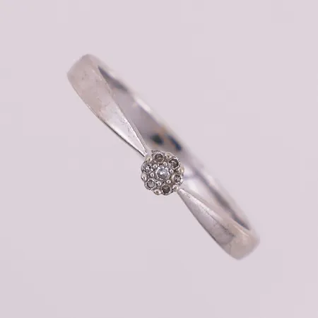 Ring med diamanter, 1 x ca 0,01 & 6 x 0,005 ct, Ø 16,7 mm, bredde 2,2 mm, 14K Vekt: 2 g Kontakt Lånekontoret for frakt