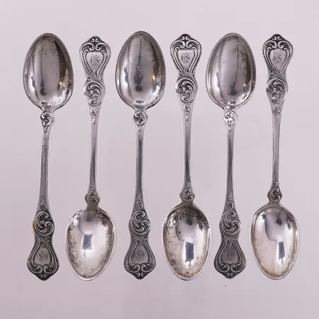 6 teskjeer med monogram, lengde 11,7 cm, Harald Nordby, 830S Vekt: 47,7 g Kontakt Lånekontoret for frakt